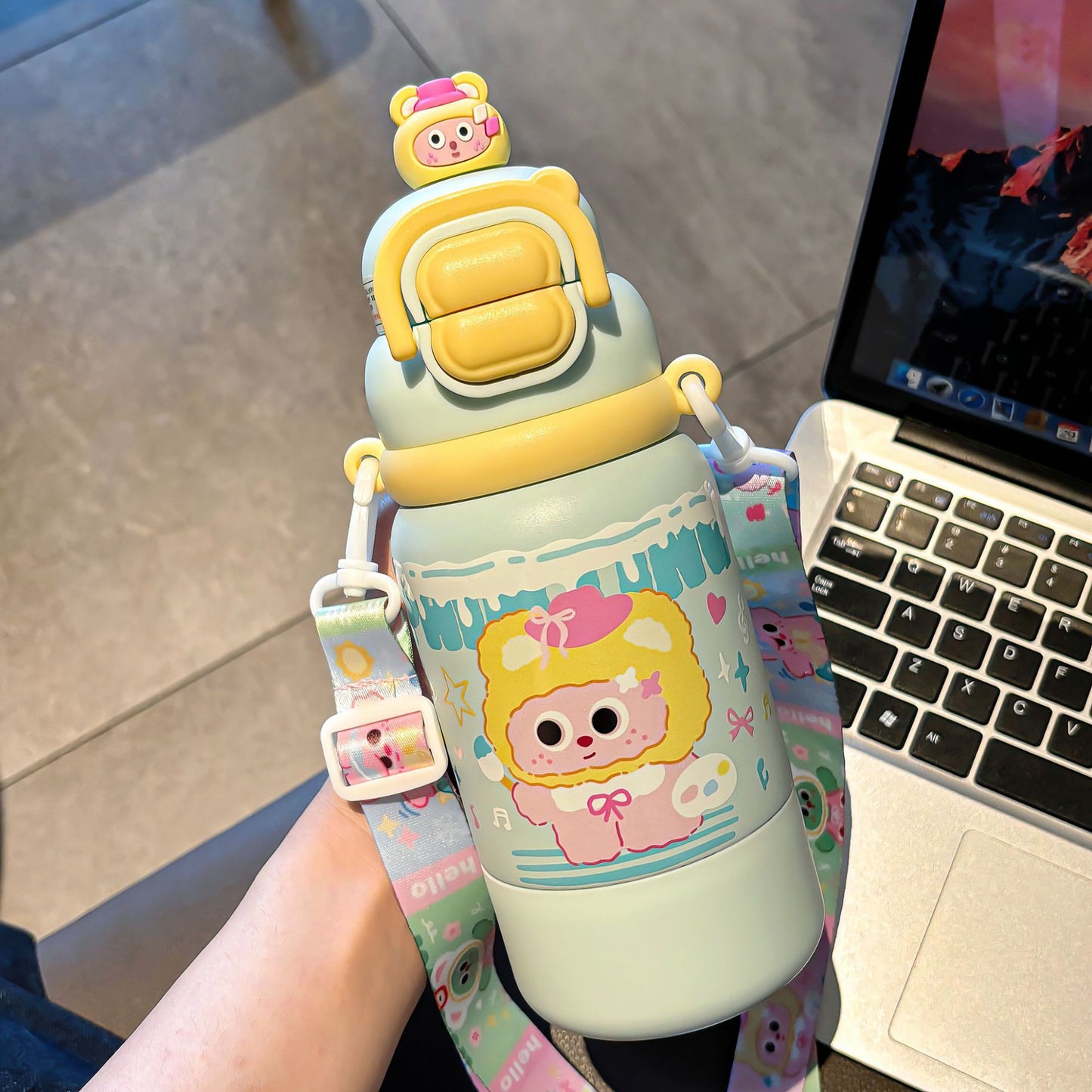 Cute and portable children's pot comes with adjustable cup rope lock design, independent doll straw, direct drinking cup