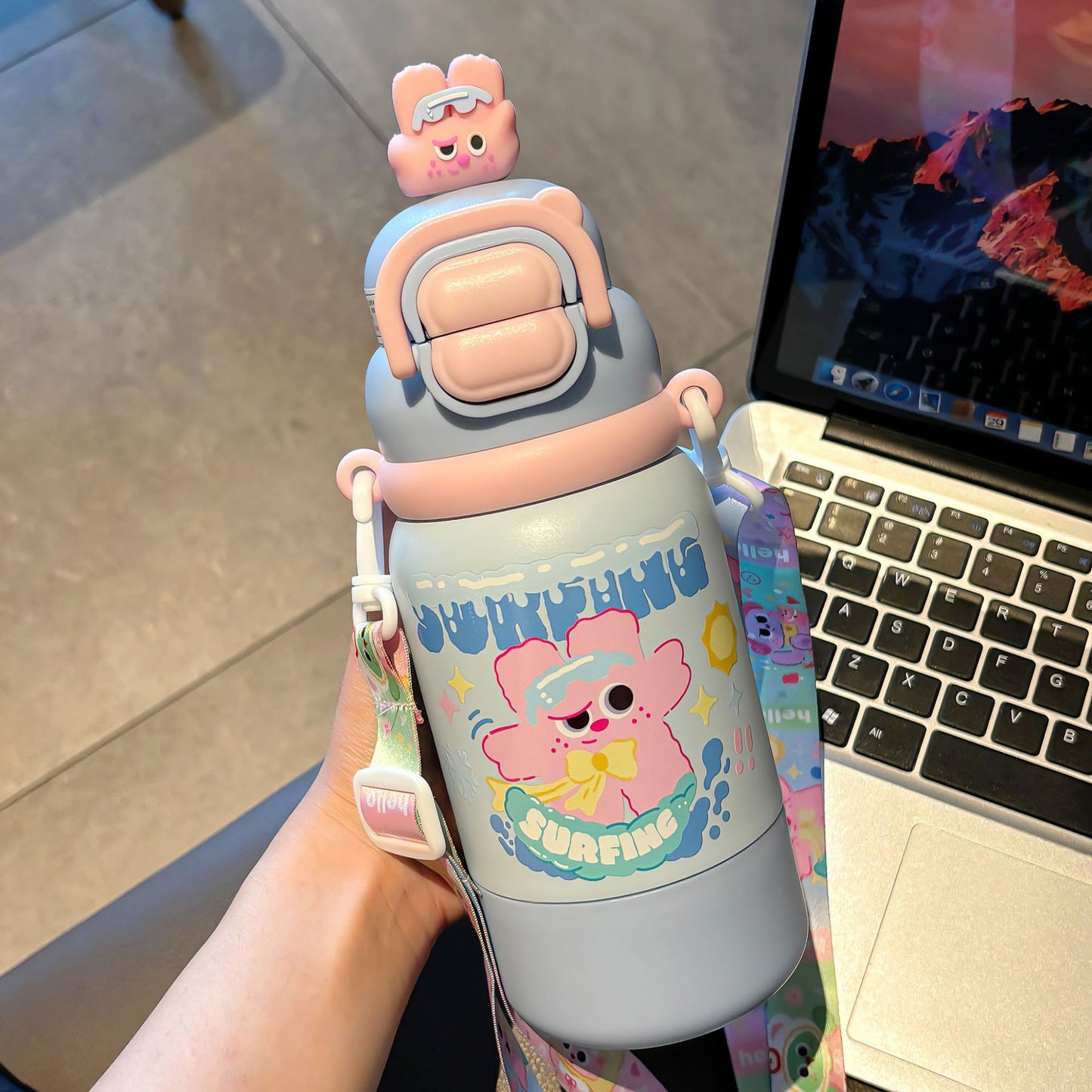 Cute and portable children's pot comes with adjustable cup rope lock design, independent doll straw, direct drinking cup