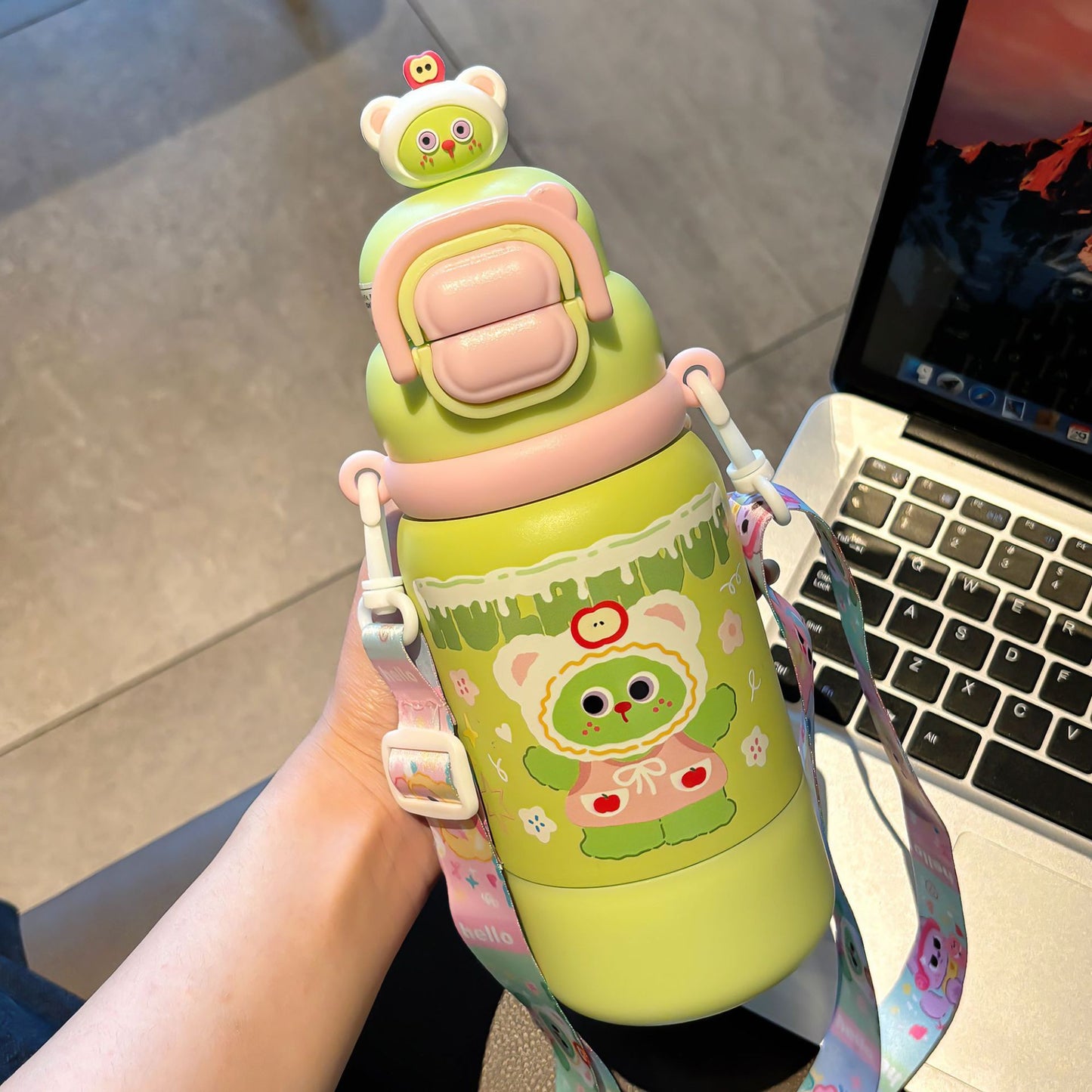 Cute and portable children's pot comes with adjustable cup rope lock design, independent doll straw, direct drinking cup